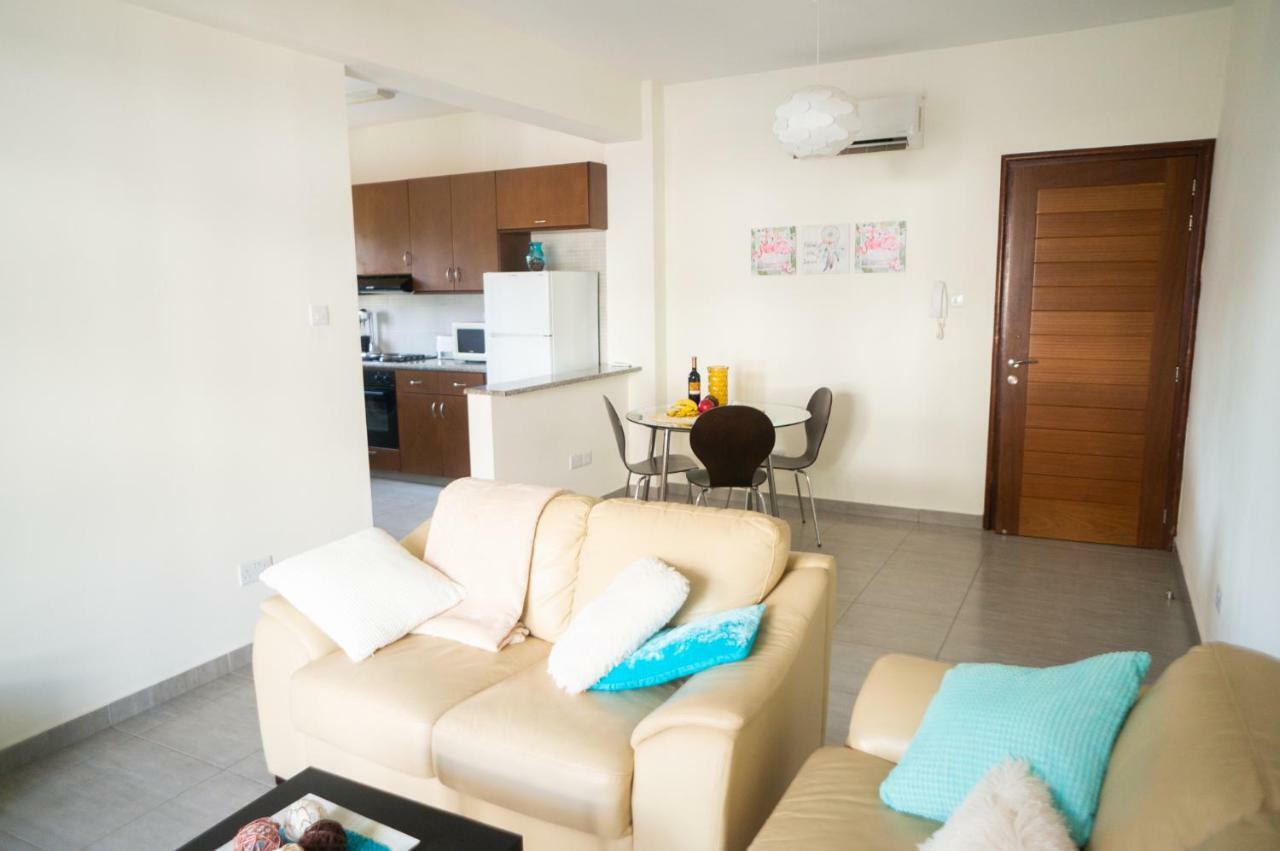 Sun Julz Apartments On The Beach Paphos Buitenkant foto