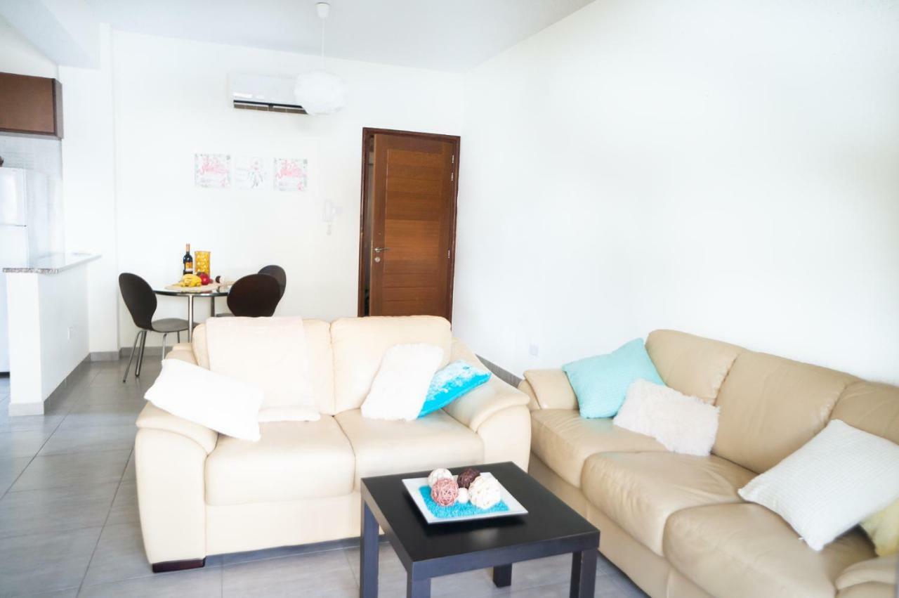 Sun Julz Apartments On The Beach Paphos Buitenkant foto